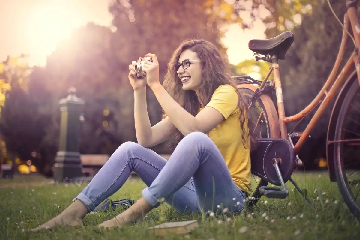 girl-sitting-in-a-park-2021-08-26-18-51-39-utc.webp